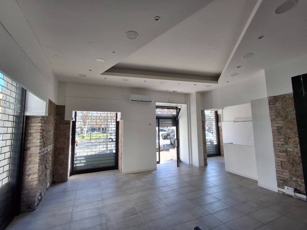 negozio in vendita a Latina in zona Centro Città