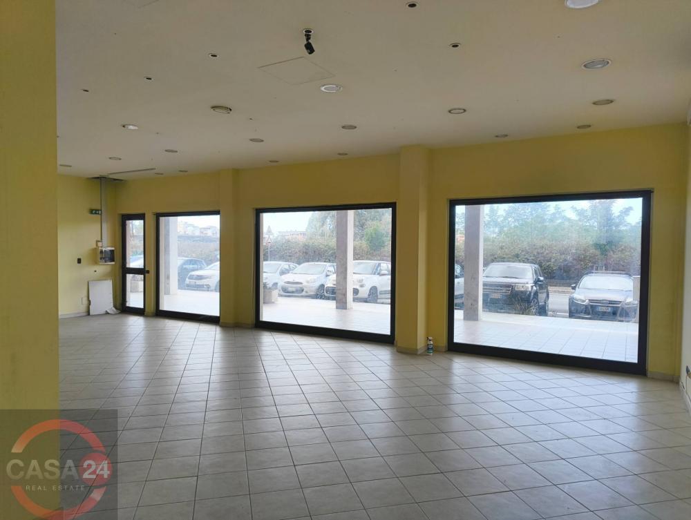 locale commerciale in vendita a Latina