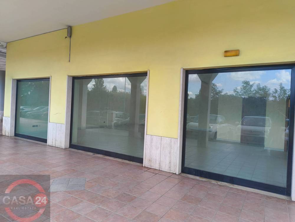 locale commerciale in vendita a Latina