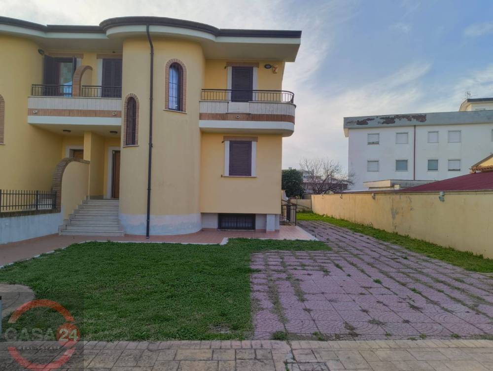 casa indipendente in vendita a Latina