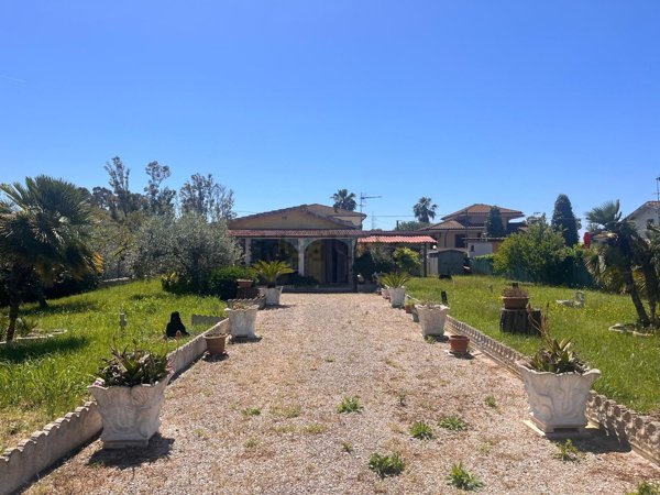 casa indipendente in vendita a Latina in zona Foce Verde