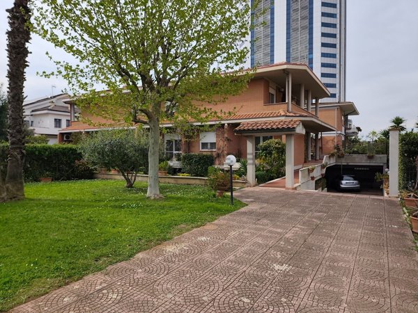 casa indipendente in vendita a Latina in zona Centro Città