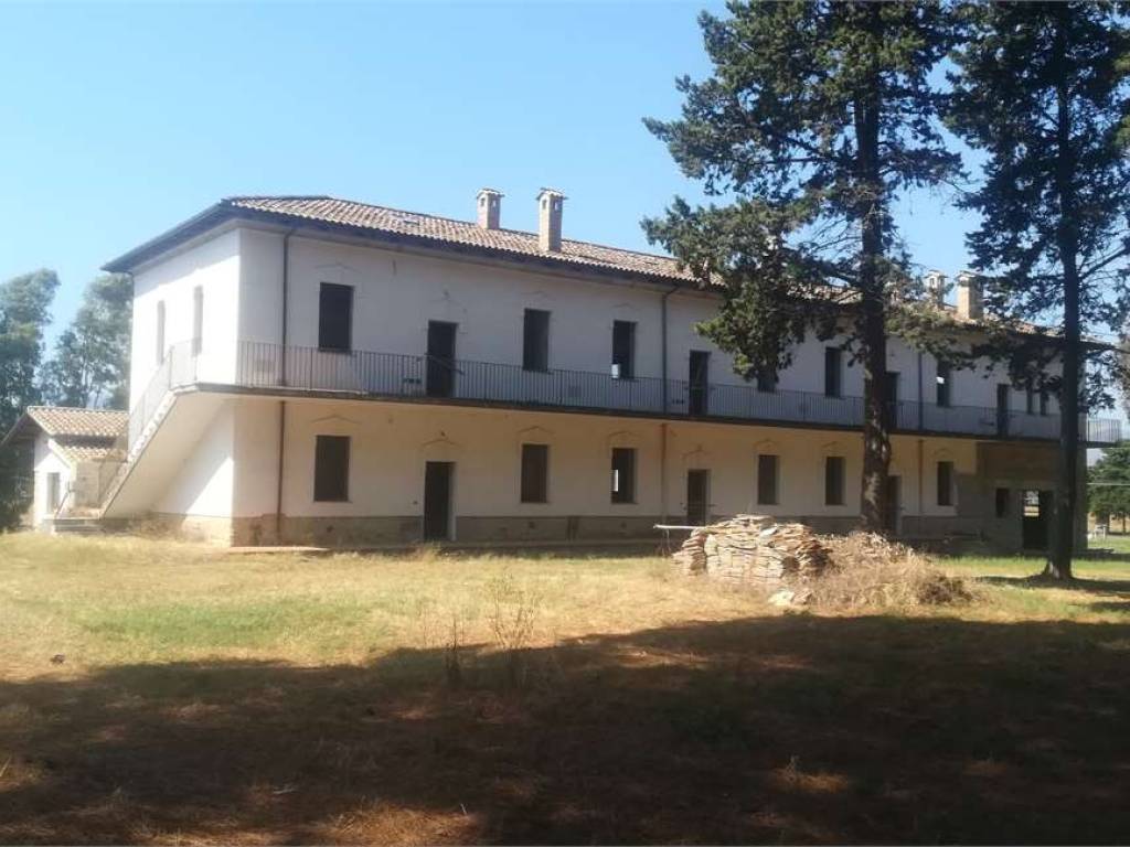 negozio in vendita a Latina in zona Epitaffio