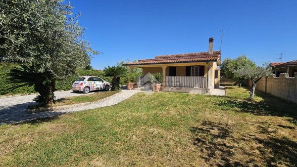 casa indipendente in vendita a Latina in zona Foce Verde