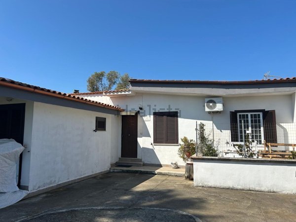 casa indipendente in vendita a Latina in zona Foce Verde