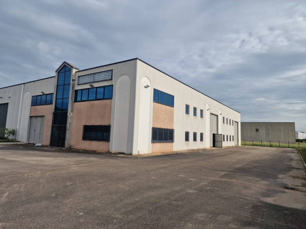 locale commerciale in vendita a Latina in zona Borgo Carso