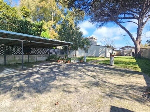 casa indipendente in vendita a Latina in zona Foce Verde