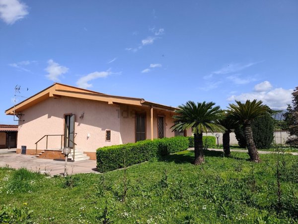 casa indipendente in vendita a Latina in zona Centro Città