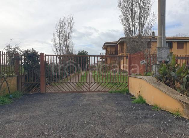 locale commerciale in vendita a Latina in zona Acciarella