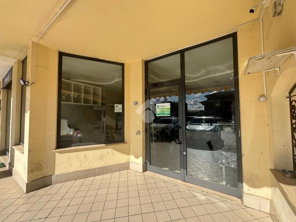 negozio in vendita a Latina in zona Borgo Podgora