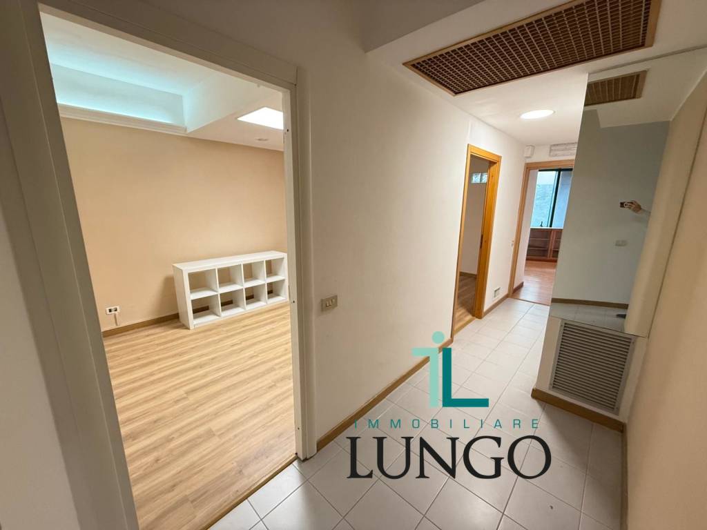 ufficio in vendita a Latina in zona Centro Città