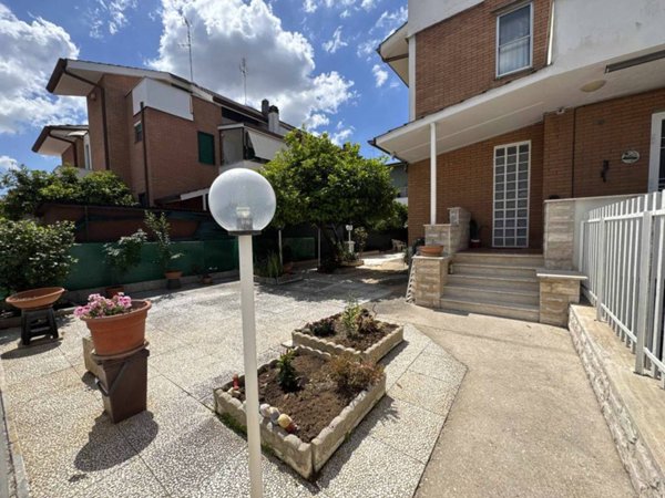 casa indipendente in vendita a Latina