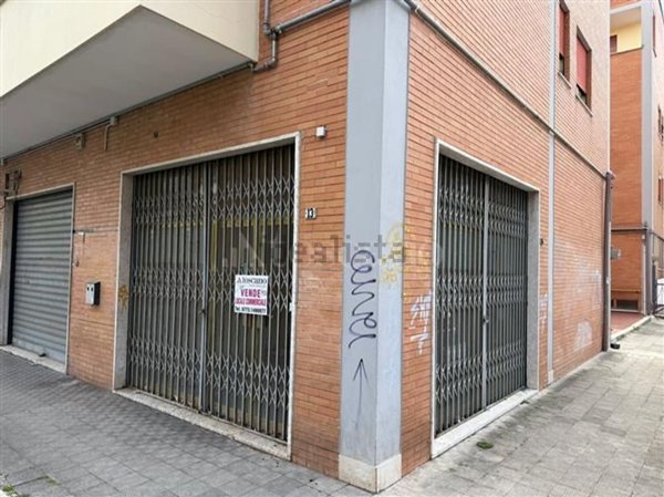 locale commerciale in vendita a Latina