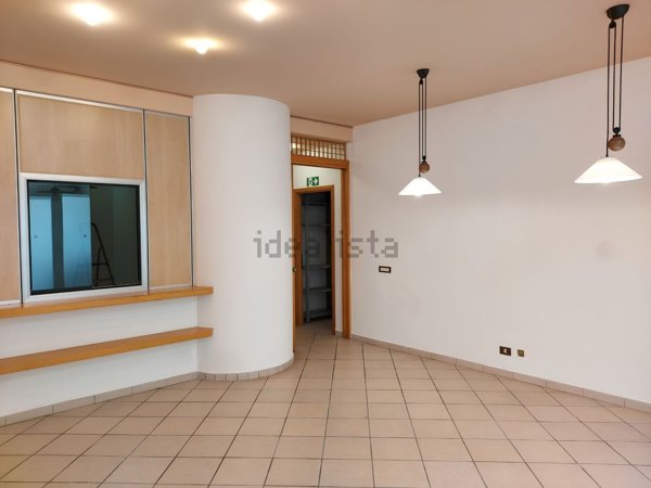 locale commerciale in vendita a Latina