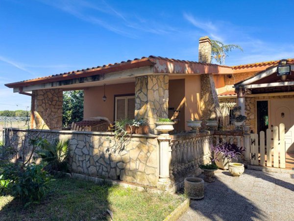 casa indipendente in vendita a Latina in zona Foce Verde