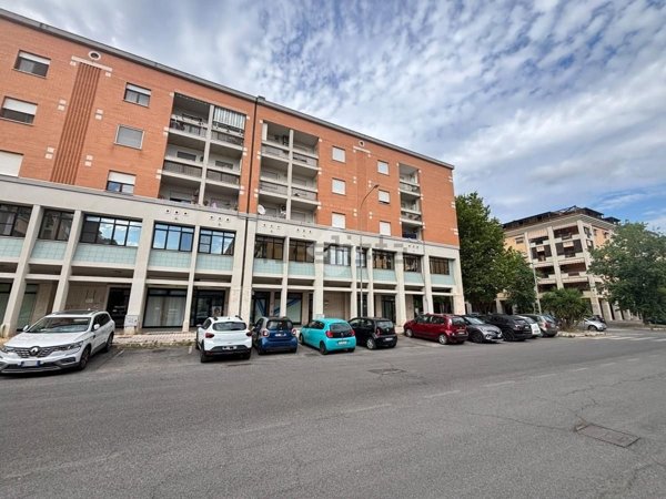 locale commerciale in vendita a Latina