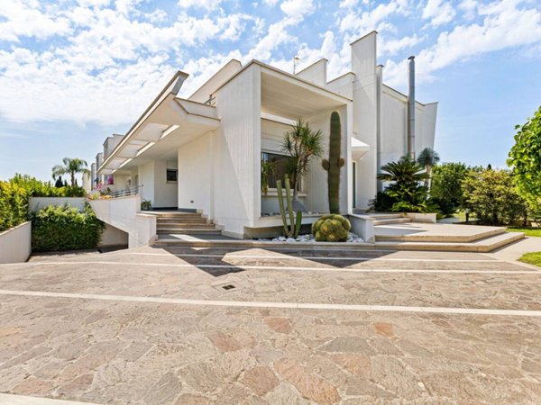 casa indipendente in vendita a Latina in zona Centro Città