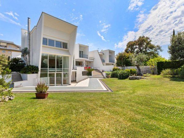casa indipendente in vendita a Latina in zona Centro Città