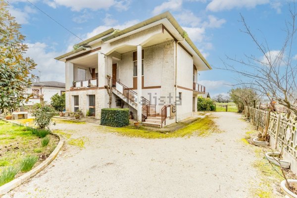casa indipendente in vendita a Latina in zona Torre Tre Ponti