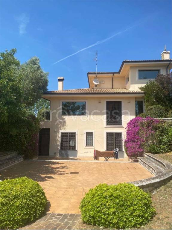 casa indipendente in vendita a Latina