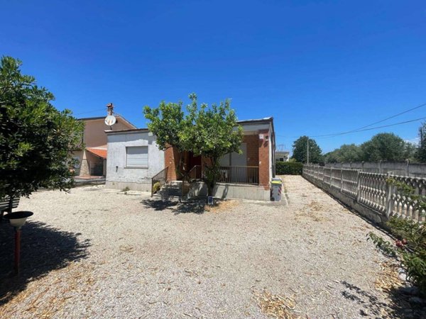 casa indipendente in vendita a Latina in zona Centro Città