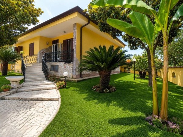 casa indipendente in vendita a Latina