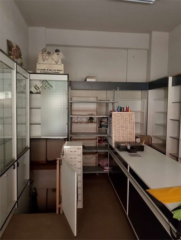 locale commerciale in vendita a Latina