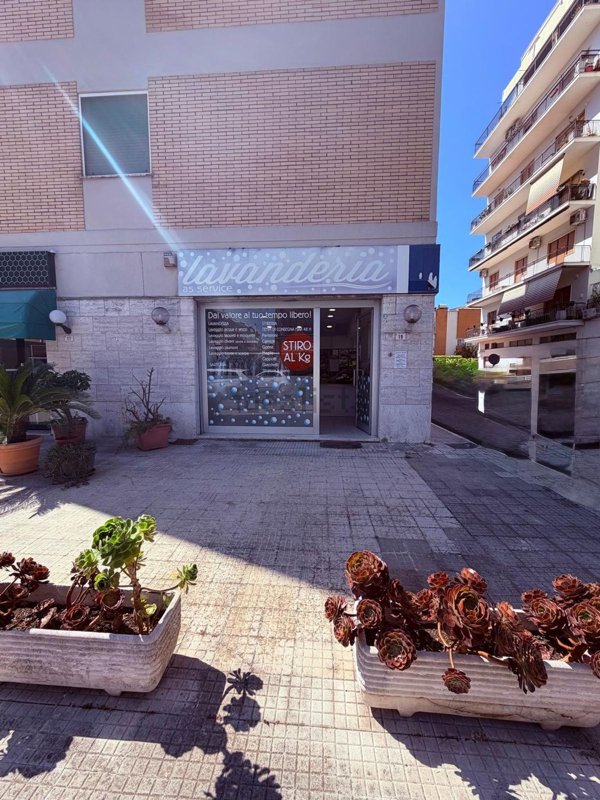 locale commerciale in vendita a Latina