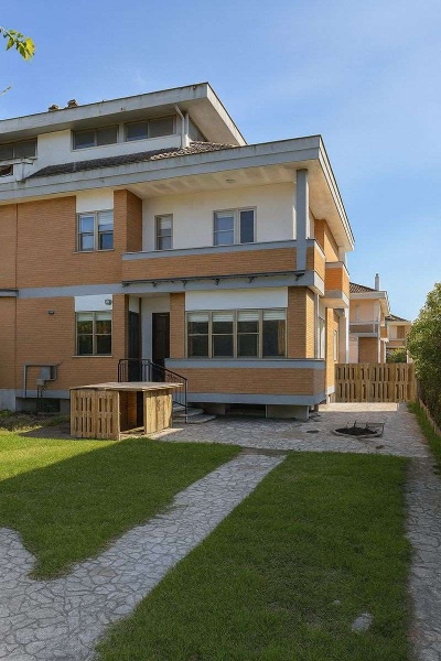 casa indipendente in vendita a Latina in zona Centro Città