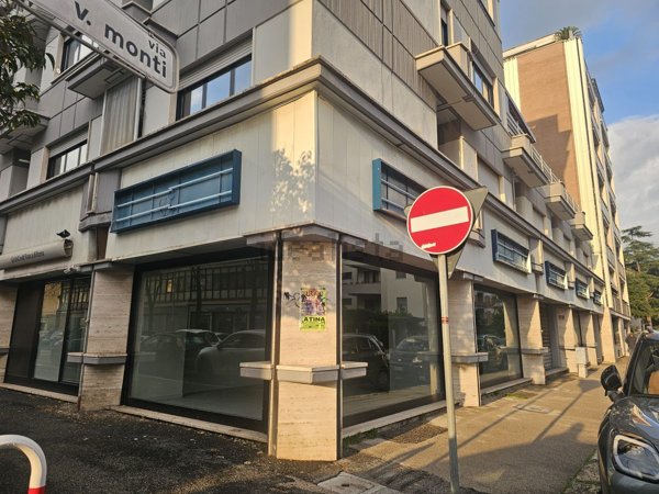 locale commerciale in vendita a Latina in zona Centro Città