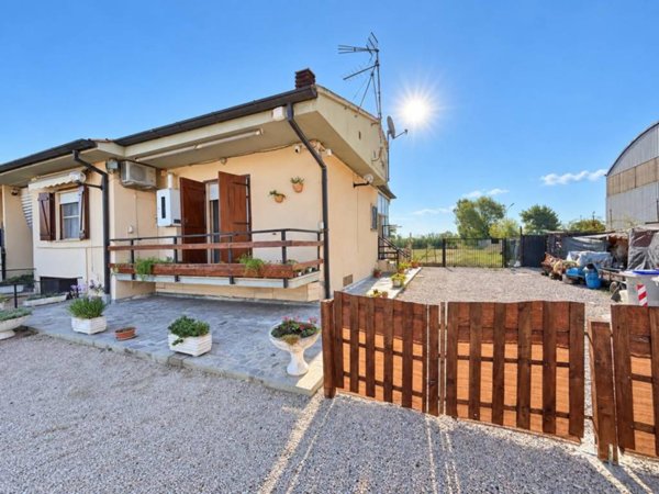 casa indipendente in vendita a Latina