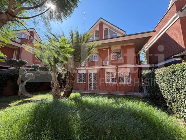 casa indipendente in vendita a Latina in zona Centro Città