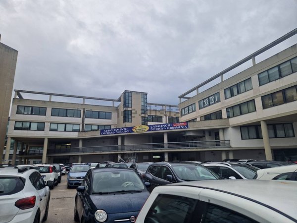 locale commerciale in vendita a Latina