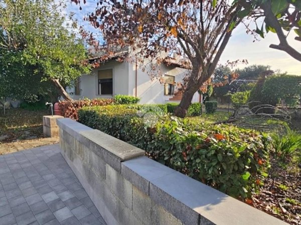 casa indipendente in vendita a Latina in zona Santa Rosa