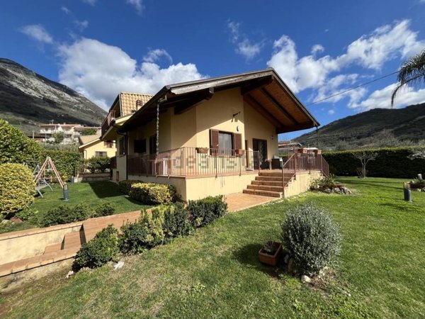 casa indipendente in vendita a Lenola in zona Valle Bernardo
