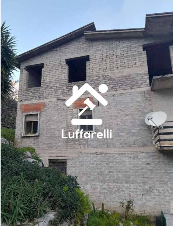 casa indipendente in vendita a Lenola in zona Passignano