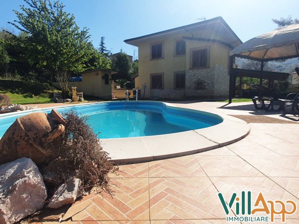 casa indipendente in vendita a Lenola in zona Valle Bernardo