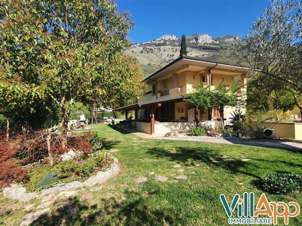 villa in vendita a Lenola in zona Valle Bernardo