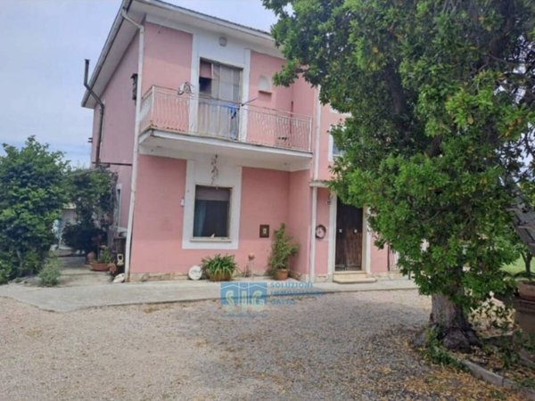 casa indipendente in vendita a Lenola