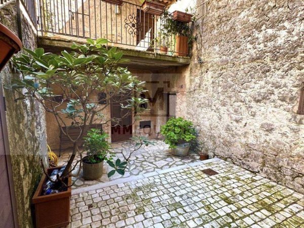 casa indipendente in vendita a Lenola