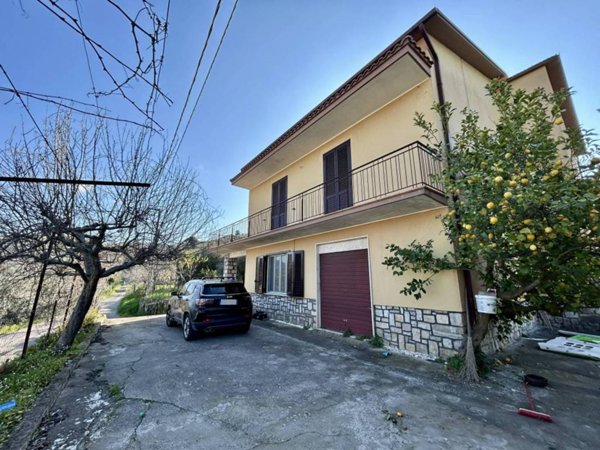 casa indipendente in vendita a Lenola in zona Passignano