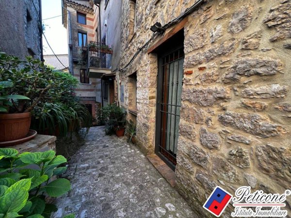 appartamento in vendita a Lenola in zona Ambrifi