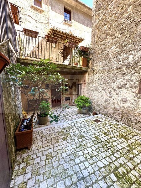 appartamento in vendita a Lenola in zona Ambrifi