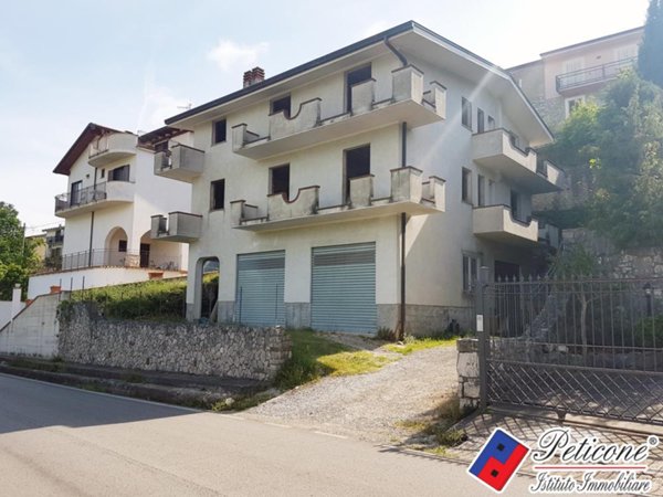 casa indipendente in vendita a Lenola in zona Ambrifi