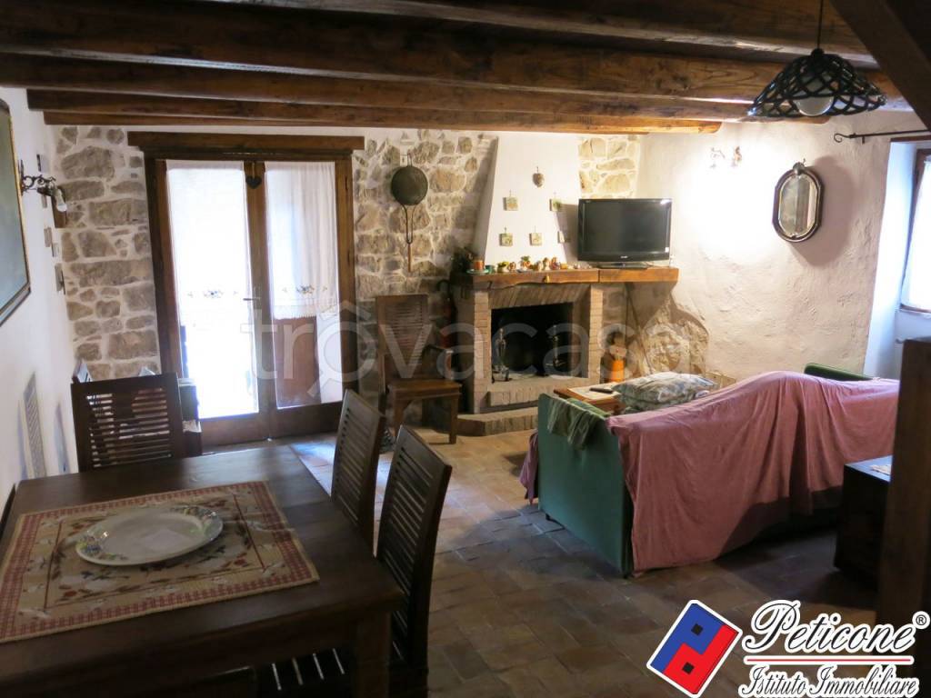 appartamento in vendita a Lenola in zona Ambrifi