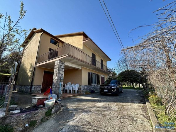 casa indipendente in vendita a Lenola in zona Passignano