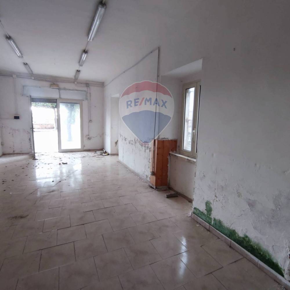 locale commerciale in vendita a Minturno in zona Scauri