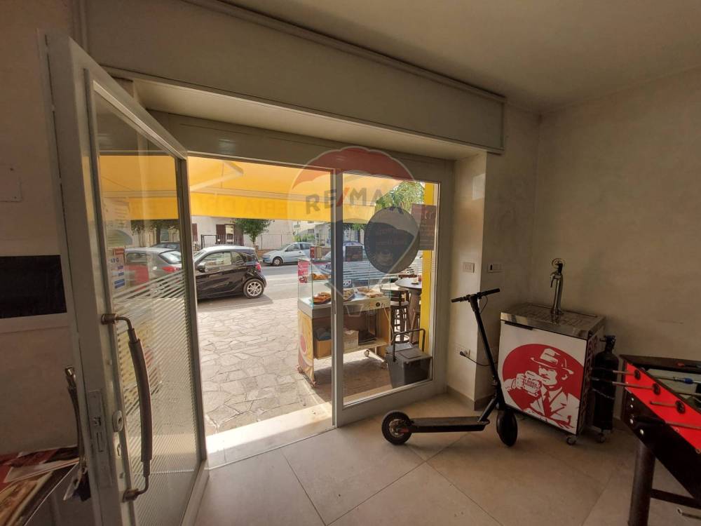 negozio in vendita a Minturno in zona Scauri