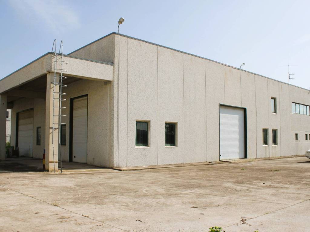 locale commerciale in vendita a Minturno