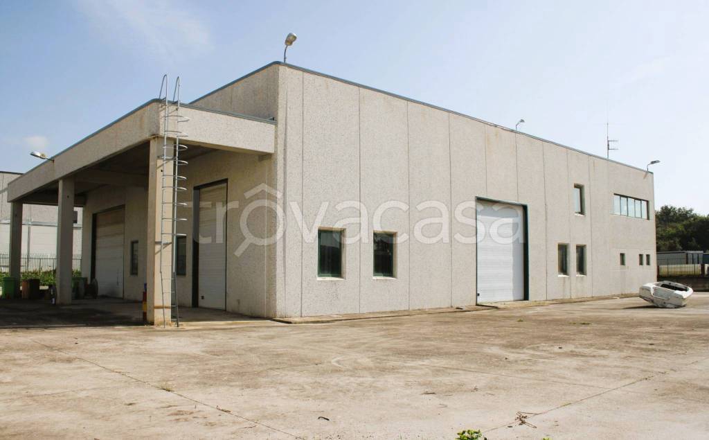 locale commerciale in vendita a Minturno